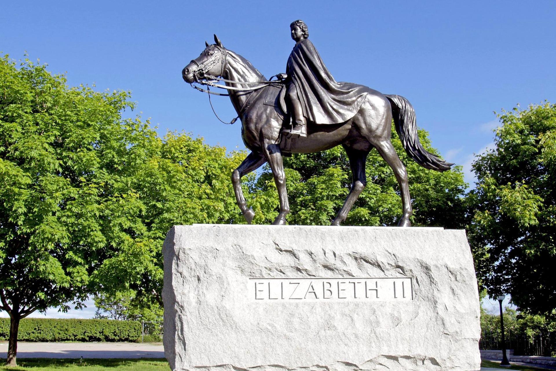 HLS.Today queen-elizabeth 2 statue